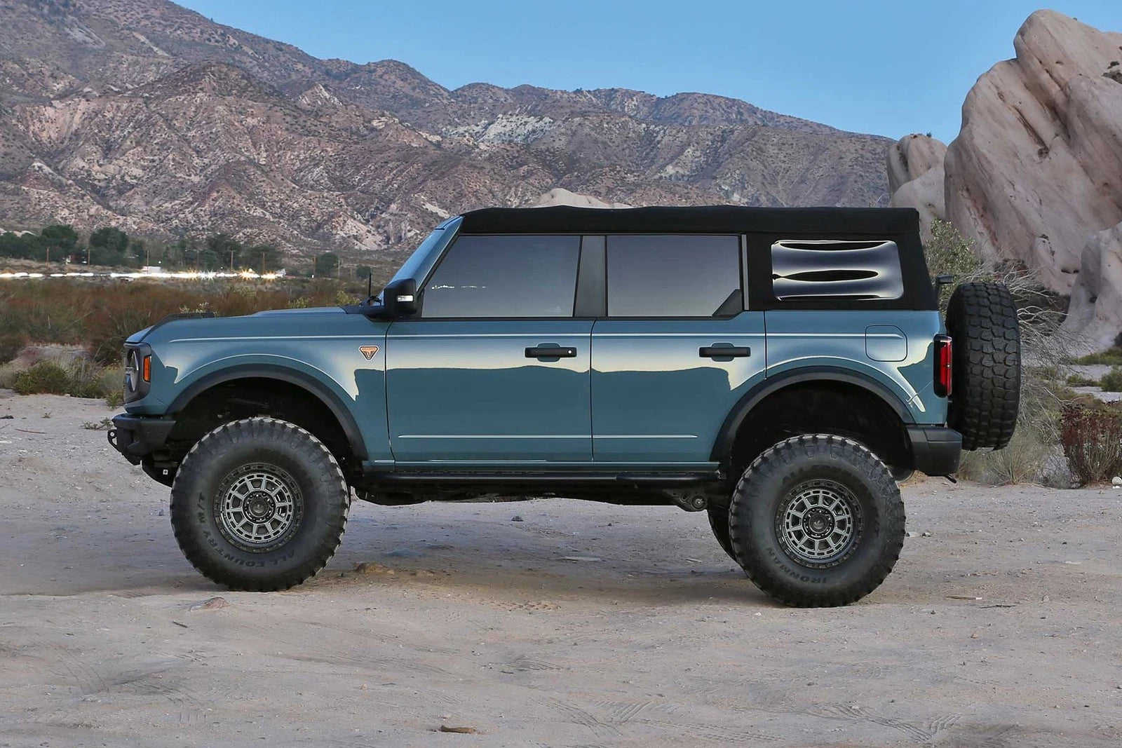 Fabtech 21-24 Ford Bronco 5in Lift Kit w/ Shock Spacers (Use w/ Bilstein Factory Shocks)