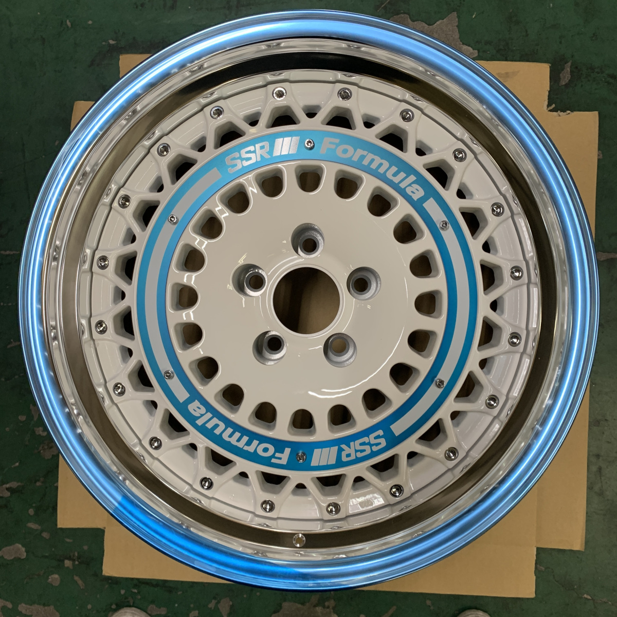 SSR Formula Aero Mesh 18x9 +6 5x114.3 White