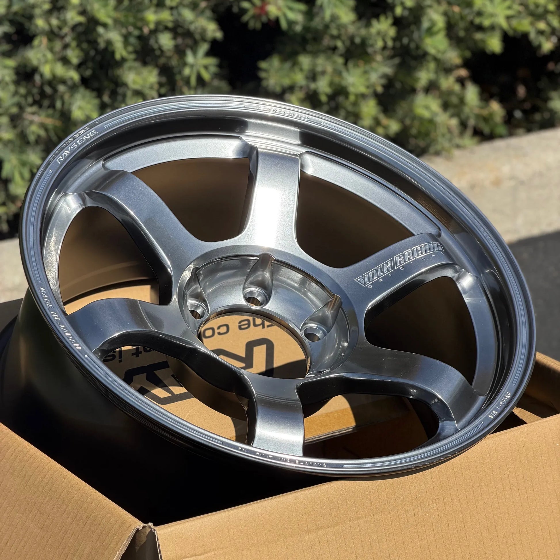 Volk Racing TE37 Large PCD Progressive Model II 18x9 +0 6x139.7 Shining Light Metal (SET)